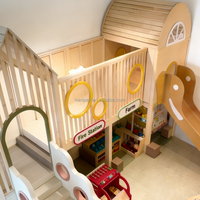 Équipement de jeu intérieur en bois neutre pour enfants, maisonnette interactive sensorielle avec toboggan et fenêtre pour jeux de rôle, idéale pour les cafés ludiques, centres commerciaux et écoles