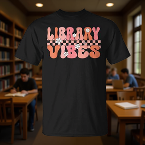 Camiseta Retro Library Vibes para mujer, color negro, cuello redondo, manga corta, impresión digital, regreso a la escuela, graduación - Product Image 3