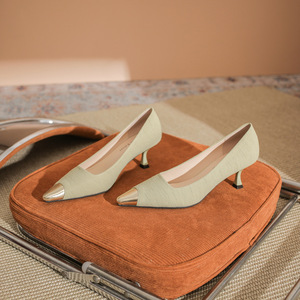 532A Escarpins à talon aiguille pour femme, bout pointu, talon haut, chaussures de cérémonie élégantes, design à bout métallique, doublure en cuir - Product Image 1