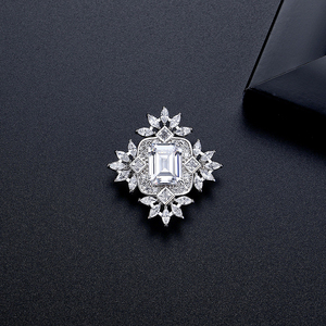 Broche de Moda em Latão com Pedra de Zircônia Clara em Corte Esmeralda Grande LUOTEEMI para Mulheres da Marca Teemi - Product Image 4