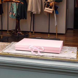 Высококачественные упаковочные коробки для магазина одежды, прочная бумага, с тиснением, роскошная Розничная торговля напрямую произведена нашей компанией - Product Image 5