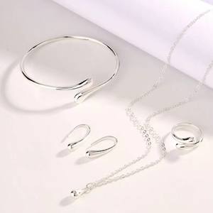 Ensemble de bijoux quatre pièces pour femme : collier, bracelet et boucles d'oreilles en alliage électroplaqué style punk, motif goutte d'eau – Idéal comme cadeau - Product Image 4