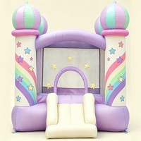 Château gonflable éclatant arc-en-ciel avec toboggan pour enfants, idéal pour les fêtes en extérieur – Vente en gros