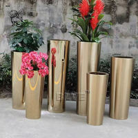 Set Pot Bunga Besar Modern dari Baja Tahan Karat dengan Permukaan Berlapis Cat Emas Cermin, Pot Dekoratif untuk Villa dan Lobi Hotel