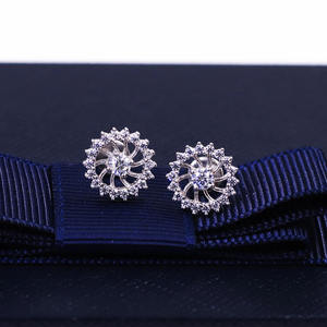 Pendientes de Botón de Moissanita con Diseño Floral Hueco, Clásicos, Elegantes y Lujosos, Chapados en Plata y Oro de Tianyu Gems. - Product Image 4