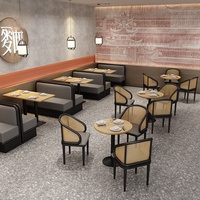 Nouvelle arrivée Table de restaurant en bois massif et ensemble de chaises avec cadre épaissi et dossier incurvé pour salle à manger de restaurant
