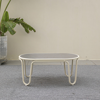 Table basse d'extérieur moderne en rotin OSMEN Mermaid avec plateau en verre, durable et résistante aux UV, idéale pour la plage, la terrasse et le patio