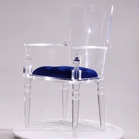 Fauteuil en acrylique de luxe néoclassique avec détails sculptés sur les pieds et les accoudoirs pour la salle à manger et les événements