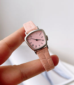 Montre à quartz de luxe rose crocodile 2025, boîtier en acier inoxydable résistant aux rayures, écologique, idéale pour la plage - Product Image 1