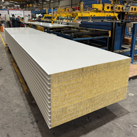 Panneau sandwich insonorisant et anti-bruit avec face métallique micro-perforée pour mur extérieur de bâtiment