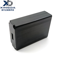 Boîtier électronique rectangulaire noir en aluminium extrudé avec support de montage pour module amplificateur audio et carte de circuit imprimé