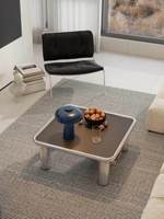 Table basse compacte en métal de style nordique mi-siècle avec plateau en verre trempé miroir et piètement en acier inoxydable, idéale pour salon moderne ou petit espace.
