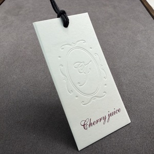 Étiquettes suspendues personnalisées de luxe gaufrées en papier premium pour vêtements, costumes, robes de soirée et sacs à main de créateurs - Product Image 2