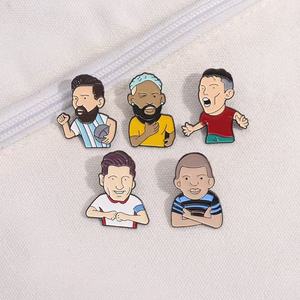 Spille in metallo smaltate all'ingrosso economiche per ordini di grandi quantità, con personaggi di calciatori famosi come Messi, Cristiano Ronaldo e stelle di club di calcio, disponibili in magazzino - Product Image 3