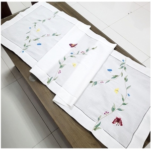Chemin de table personnalisé brodé de papillons colorés, chemin de table en coton blanc de haute qualité avec ourlet festonné pour la maison et l'hôtel - Product Image 2