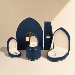 Coffret à bijoux Zebopak bleu marine en velours, forme arche cathédrale, avec rangement pour bagues, colliers et pendentifs, finition dorée, par le fabricant - Product Image 1