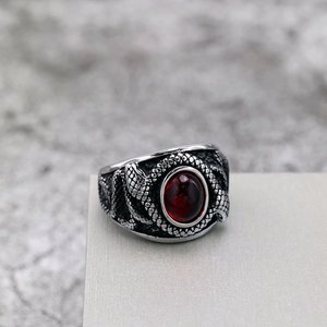 แหวนผู้ชายสไตล์ยุโรปอเมริกันย้อนยุค ทำจากสแตนเลส ประดับทับทิม ดีไซน์งูคู่ เครื่องประดับฮิปฮอป ของขวัญ - Product Image 4