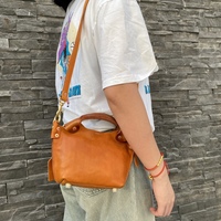 Sac bandoulière vintage en cuir véritable pour femme, sacoche souple en cuir de vachette avec quincaillerie en laiton pour les trajets quotidiens et les tenues décontractées
