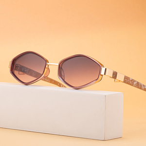 แว่นกันแดดแฟชั่นดีไซน์เก๋ โลโก้สั่งทำ กรอบโลหะทรงเหลี่ยมเต็มกรอบ สายโซ่  เลนส์ PC ป้องกันรังสียูวี 400 สำหรับผู้หญิง - Product Image 1