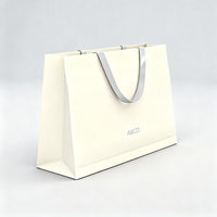 Sacs fourre-tout de grande capacité, sacs en papier recyclables respectueux de l'environnement avec logo de couleur personnalisé et personnalisé pour vêtements de centre commercial