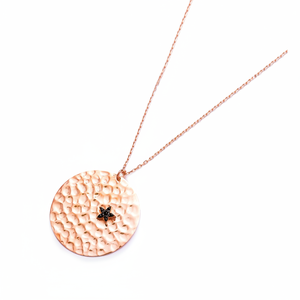 Colgante de Plata de Ley 925 para Mujer con Diseño Martillado y Piedra de Zircón Negro, Chapado en Oro Rodio, Hecho a Mano en Turquía - Product Image 2