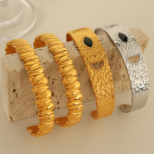 Brazalete de Moda en Acero de Titanio Chapado en Oro, Diseño en Forma de C Ajustable, Exquisito Diseño de Gota, Joyería Unisex - Product Image 1