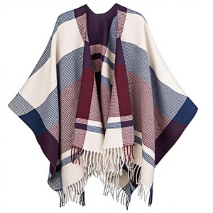 Châle d'hiver brodé personnalisé pour femme, cape élégante et chaude avec pompons, cadeau de Noël personnalisé pour les mamans et les seniors - Product Image 3