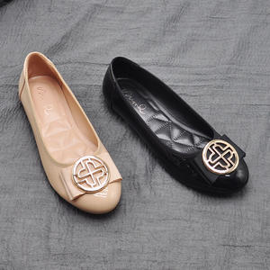 <span class=keywords><strong>Ballerine</strong></span> nere da donna con decorazione geometrica in metallo in pelle lucida morbida fodera interna scarpe <span class=keywords><strong>a</strong></span> <span class=keywords><strong>punta</strong></span> con tacco basso per l'estate - Product Image 5