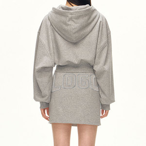 Conjunto de falda de 2 piezas personalizado OEM para mujer, chaqueta con capucha y cremallera con bordado de tela adherida, minifalda de entrenamiento, chándal gris - Product Image 2
