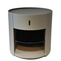Table de chevet cylindrique moderne à 1 tiroir en cuir tanné taupe avec étagère en verre trempé et fermeture douce en bois massif pour chambre et hôtel