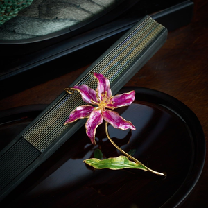 Broche Fleur de Lys Vintage en Cuivre Plaqué Or, Émail à Basse Température et Grenat Incrusté, Épingle de Revers Florale, Bijou Cadeau pour Femme - Product Image 4