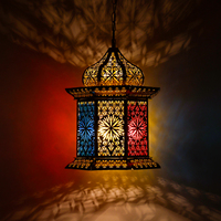 Suspension LED carrée moderne en fer marocain avec abat-jour en verre, finition bronze antique, style vintage arabe, pour salon