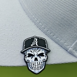 Yüksek kalite özel kovboy emaye beyzbol şapkası Ppin parlak kafatası korku Metal dekorasyon şapka Pin - Product Image 1