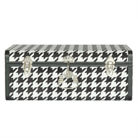 Malle de rangement moderne recouverte de tissu noir et blanc avec passepoil en cuir et accessoires à serrure argentée