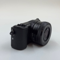 Cámara Micro Single Original de Segunda Mano Marca A5100 con Lente 16-50, Cámara de Alta Definición 1080p con Cargador y Batería