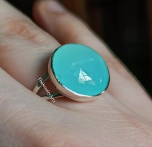 Bague en calcédoine bleue naturelle, bague de promesse ronde en argent sterling 925 faite à la main, bijoux pierre de naissance Sagittaire pour femmes - Product Image 3