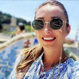 Gafas de Sol Retro de Lujo 2021 con Lentes Degradados Únicos, Montura Metálica, Protección UV400, Gafas de Sol Poligonales para Mujer con Cadena - Product Image 1