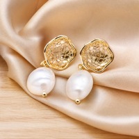 Anting-anting bunga mawar berukir, berbahan kuningan lapis emas, dengan liontin mutiara baroque, desain openwork, perhiasan artisan wanita.