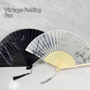 Éventail pliant en <span class=keywords><strong>bambou</strong></span> peint de style chinois ancien pour femmes, idéal pour la danse Hanfu, l'été, les fêtes, les remises de diplômes et les fêtes de pendaison de crémaillère - Product Image 6