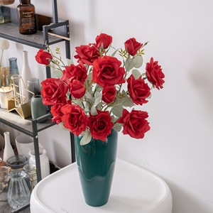Bouquet de roses artificielles Jasmine Snow Rose, rouge vif et vert, fait main, décoration de mariage - Product Image 1