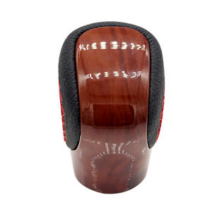 Poignée de levier de vitesses automatique Lexus ESGS en cuir grain de bois avec surpiqûres rouges, design ergonomique - Product Image 3