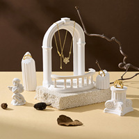 Accessoires de présentation de bijoux en plâtre blanc - Colonnes et arches grecques, porte-bagues pour la photographie et la vitrine de vente au détail