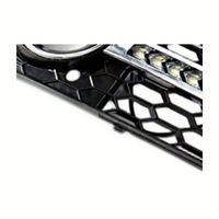 YW969 pour Audi A4B8 2009-2011 avec feux de jour dynamiques, clignotants jaunes, calandre en maille et enjoliveurs de phares antibrouillard.