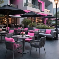 Ensemble de table et de chaises de restaurant de style européen moderne en cuir PU noir et rose avec structure en métal, meubles de salle à manger commerciaux pour l'extérieur
