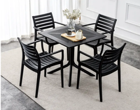 Vente en gros Table à manger et chaises de jardin blanc noir gris Ensemble table à manger et chaises d'extérieur en plastique PP