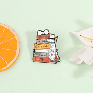 Pin de solapa de metal esmaltado personalizado con diseño de <span class=keywords><strong>libro</strong></span> mágico, búho y escoba de mago, para lectores obsesionados con la lectura, regalo de joyería creativo - Product Image 1