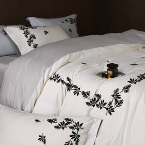 <span class=keywords><strong>Housse</strong></span> <span class=keywords><strong>de</strong></span> <span class=keywords><strong>couette</strong></span> blanche minimaliste avec broderie florale noire, tissage <span class=keywords><strong>satin</strong></span>é <span class=keywords><strong>haut</strong></span> <span class=keywords><strong>de</strong></span> <span class=keywords><strong>gamme</strong></span> - Product Image 2