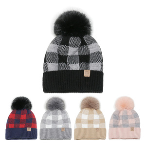 Bonnets en tricot pour femme <span class=keywords><strong>avec</strong></span> <span class=keywords><strong>pompon</strong></span> en fourrure Buffalo Plaid Cuff Winter Soft Warm Ski Cap Winter Christmas Hats - Product Image 2