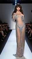 Robe longue traînante Suiying haut de gamme en maille argentée scintillante ornée de diamants, idéale pour les fêtes d'anniversaire, les performances sur le podium et les costumes de présentatrice.