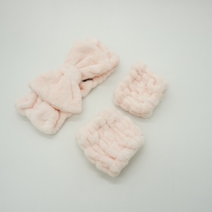 Ensemble <span class=keywords><strong>de</strong></span> bracelet et <span class=keywords><strong>bandeau</strong></span> facial en flanelle pour femmes, <span class=keywords><strong>bandeau</strong></span> <span class=keywords><strong>de</strong></span> maquillage et nœud, chouchou pour les soins <span class=keywords><strong>de</strong></span> la peau, accessoire <span class=keywords><strong>de</strong></span> <span class=keywords><strong>salle</strong></span> <span class=keywords><strong>de</strong></span> <span class=keywords><strong>bain</strong></span> - Product Image 3